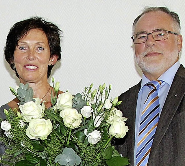 Martha Grber und Erwin Weis  wurden von der Volksbank verabschiedet.   | Foto: Volksbank