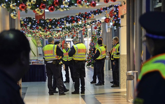 Polizisten suchen im weihnachtlich ges...enter nach verdchtigen Gegenstnden.   | Foto: Lauber