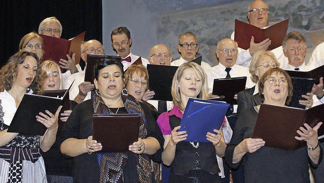 Bei Auftritten harmonieren Mnner- und Frauenstimme im gemischten Chor perfekt.   | Foto: Heinz Vollmar