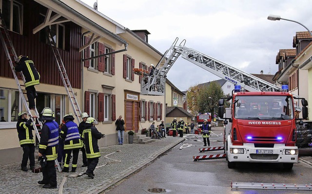 Die Feuerwehren von Hllstein und Stei...bei der Hllsteiner Bckerei gerufen.   | Foto: Hans-Jrgen Hege
