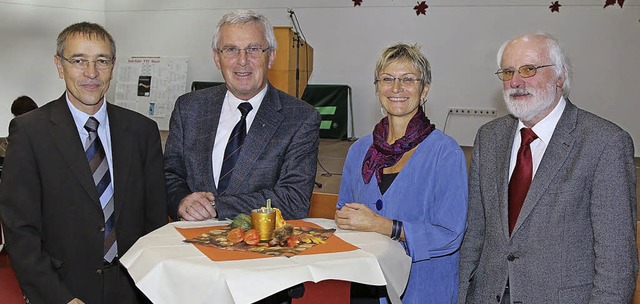 Von links Brgermeister Helmut Kima, d...er beim Besuch des Bischofs in Hasel.   | Foto: Hans-Jrgen Hege