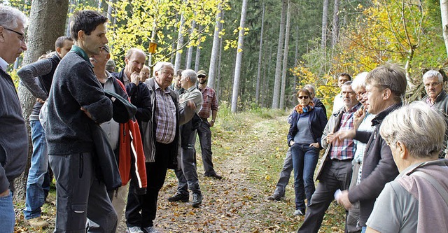 Im Todtnauer Wald erluterte der Forst... geplanten Ausbau dieses Wanderweges.   | Foto: Jacob