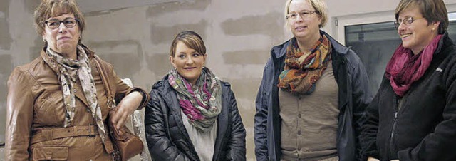 Von links: Die neuen Mitarbeiterinnen ...scher und Christa Fingermann begrt.   | Foto: Birgit Rde