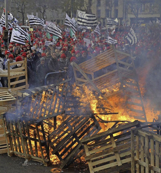 Protest auf Franzsisch &#8211; am Woc...l des Protests sind die roten Mtzen.   | Foto: AFP