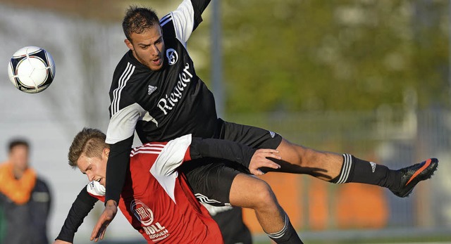 Schwerer Rcksack: Der Auggener Julian...das Gewicht des Teningers Mario Hess.   | Foto: Seeger