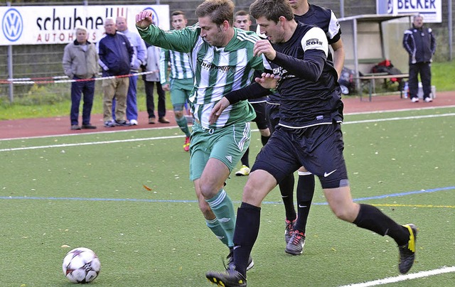 Fokussiert:  Ralf Kiefer (Zell/links) ... lassen den Ball nicht aus den Augen.   | Foto: Schuster