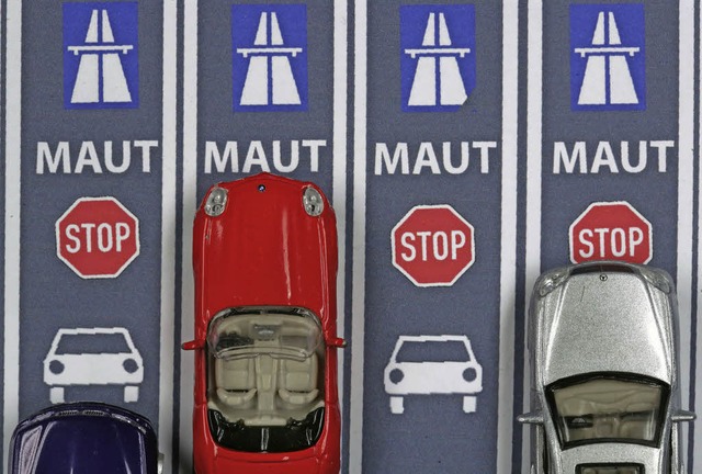 Kommt die 100-Euro-Autobahn-Vignette? Die Koalitionspartner streiten darber   | Foto: DPA