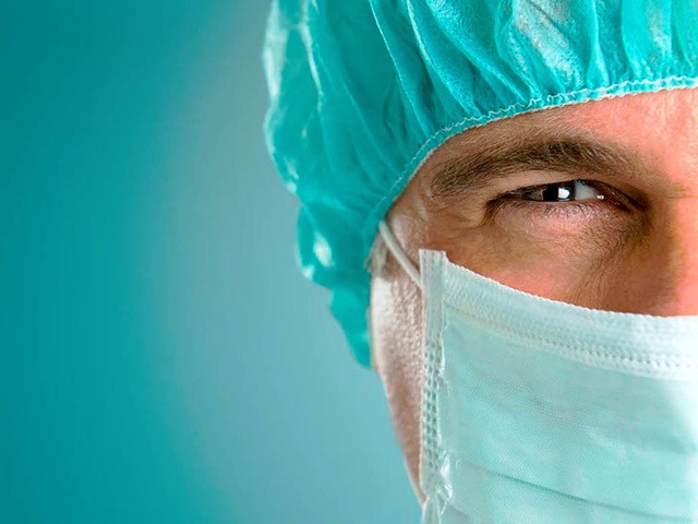 Ein Arzt in OP-Kleidung: Ernst  Jansen...atienten schweres Leid zugefgt haben.  | Foto: FRANCESCO RIDOLFI / fotolia.com