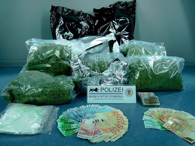 Die Polizei stellte Drogen und Bargeld sicher.  | Foto: Polizei