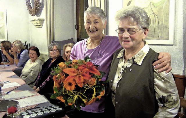 Mit einem Blumengebinde verabschiedete...auenbundes, Gertrud Schneider (links).  | Foto: Reiner Merz