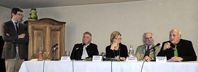 Lebhafte Diskussionen mit Vertretern a...lpunkt der Versammlung des Hegerings.   | Foto: Fotos: Horst Dauenhauer