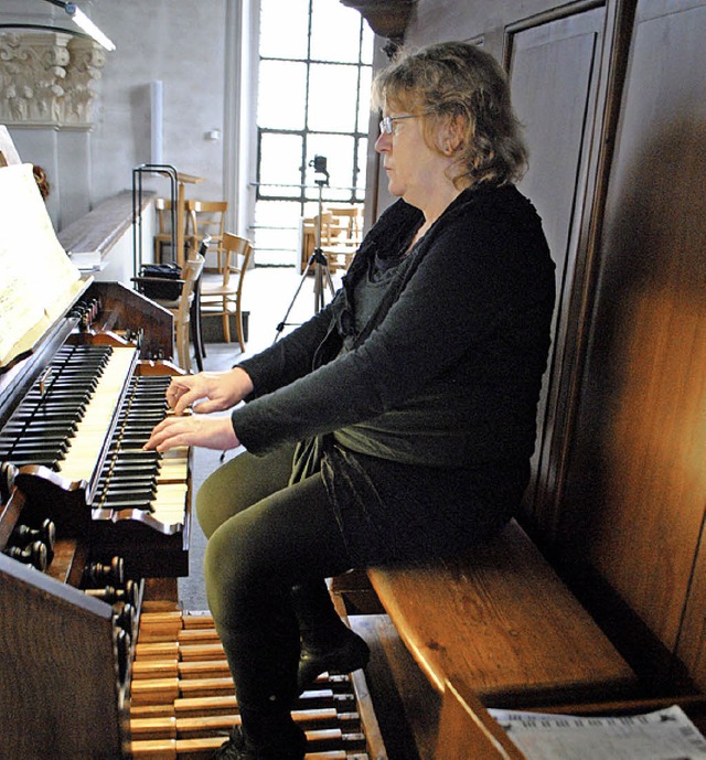 Karin Zastrow an der Walcker-Orgel in St. Margarethen.   | Foto: privat