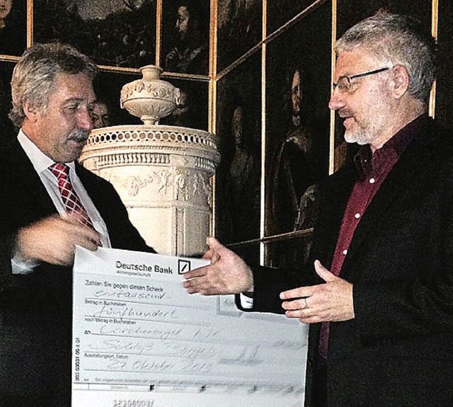 Markus Moritz (links) berreicht Pfarrer Ralf Otterbach den 1500-Euro-Scheck.   | Foto: privat