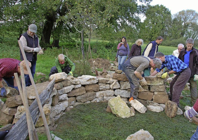 Viele packen beim Bau der Trockenmauer in Vrstetten an.   | Foto: Pia Grttinger