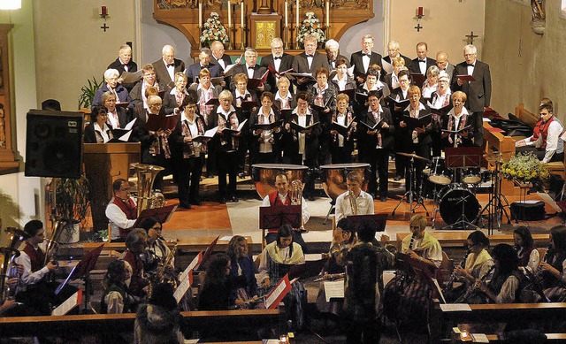 Trachtenkapelle und Chre im Kirchenko...anach verkndete er seinen Rcktritt.   | Foto: w. knstle