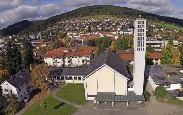 Das Gemeindezentrum mit (von links) Pf...ebrochen, die Kirche umgebaut werden.   | Foto: Kamera 24