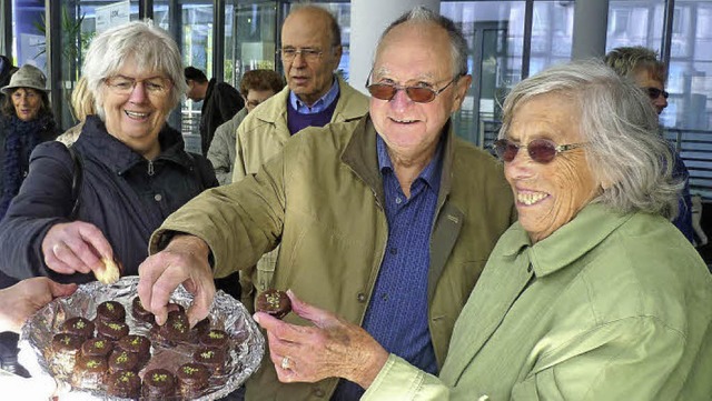 Da greifen alle gerne zu: die Ischler-Trtchen  la Richard Kurth sind begehrt.  | Foto: Claudia Gempp