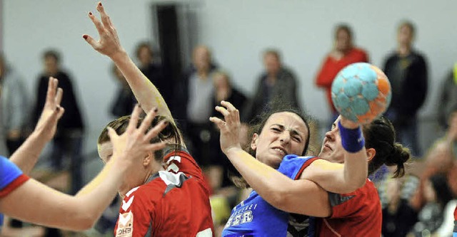 In der Klemme, wie hier Andjela Stupar...n sich die Grenzacher Handballerinnen.  | Foto: Meinrad Schn