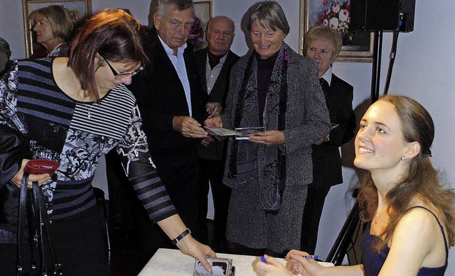 Gabriela Fahnenstiel beim Signieren ihrer ersten CD.  | Foto: michael gottstein