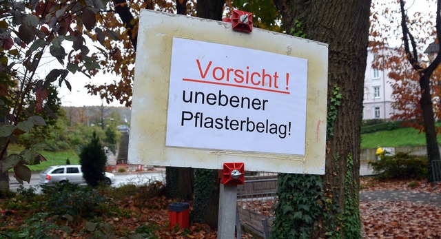 Mit Schildern werden Passanten auf die Stolperfallen aufmerksam gemacht.   | Foto: Ralf Staub