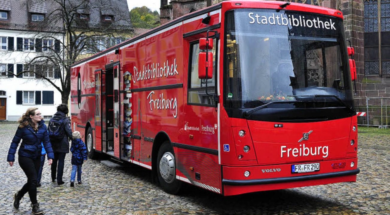 Stolze 12,50 Meter ist der Bücherbus l...für Menschen im Rollstuhl errreichbar.  | Foto: Thomas Kunz