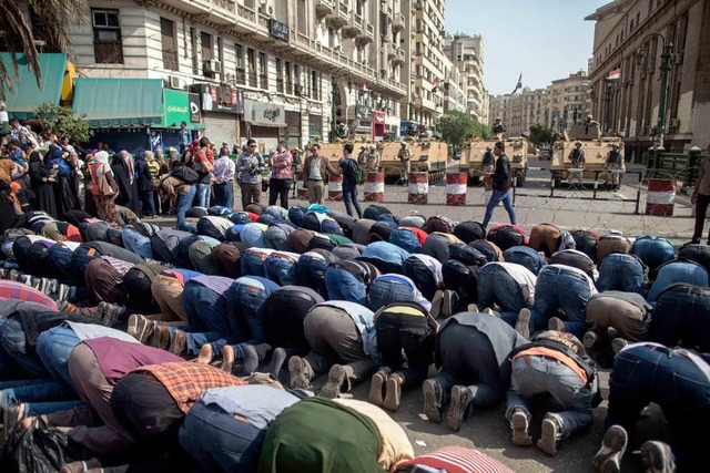 Gebet vor einer Straensperre: Mursi-A...olizisten in der Innenstadt von Kairo   | Foto: AFP