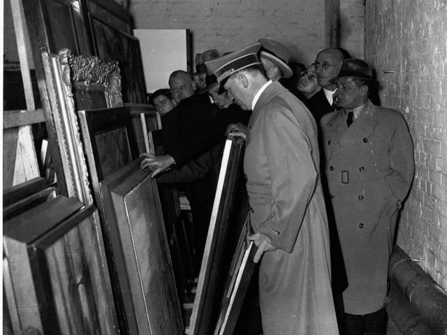 Kunstruber: Hitler vor geraubten &#82...nige davon in Mnchen gefunden wurden.  | Foto: dpa