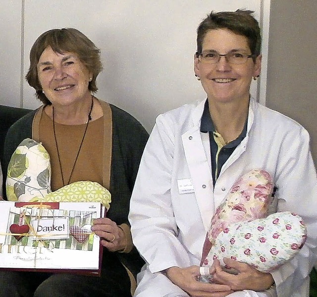 Chefrztin Barbara Heitzelmann (rechts) bei der Annahme der Herzkissen.  | Foto: Kreiskrankenhaus