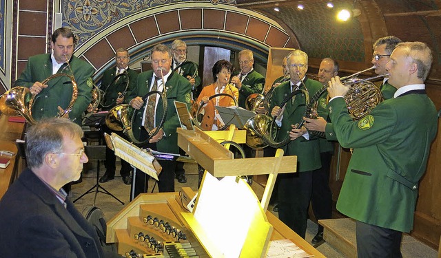 Die Jagdhornblsergruppe des Hegerings... die Klangflle der Kirchenorgel bei.   | Foto: Erhard Morath