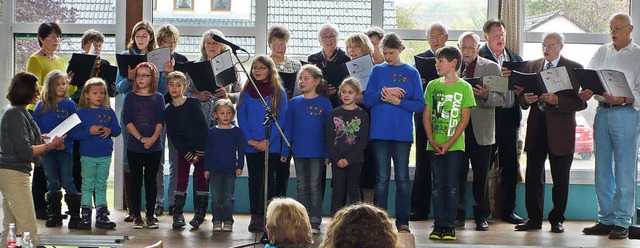 Am Nachmittag sorgten der Kirchenchor ...erchor fr musikalische Unterhaltung.   | Foto: Rittner