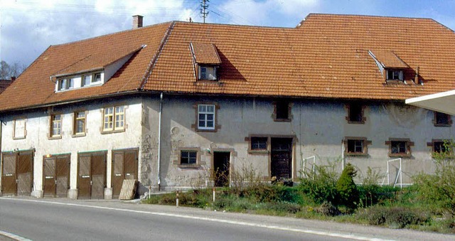 Der Farrenstall in Bonndorf stand bis ...aus und das KiK-Geschftshaus stehen.   | Foto: Archiv Hany