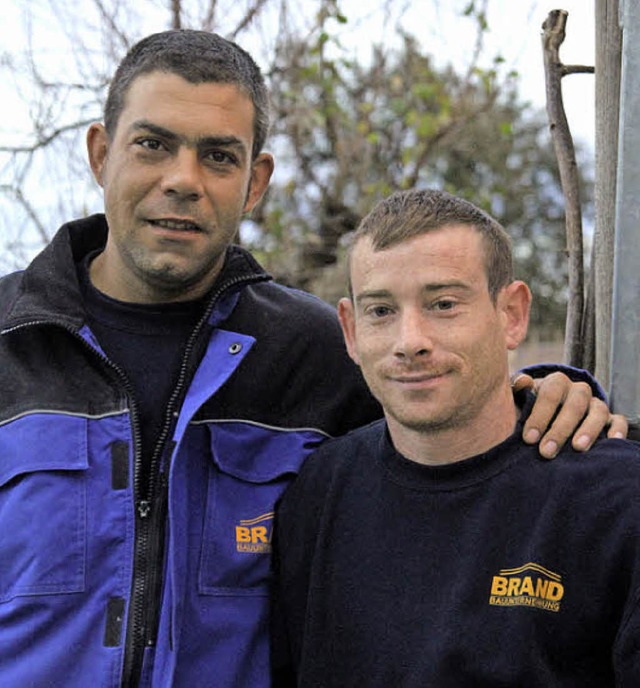 Juan Soria (links) und Ramon Bailon ar...im Bauunternehmen Brand in Wagenstadt.  | Foto: Thilo Bergmann