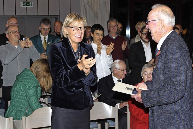 Applaus gab es fr Bernhard Gutmann au...undesverdienstkreuz berreicht hatte.   | Foto: mario schneberg