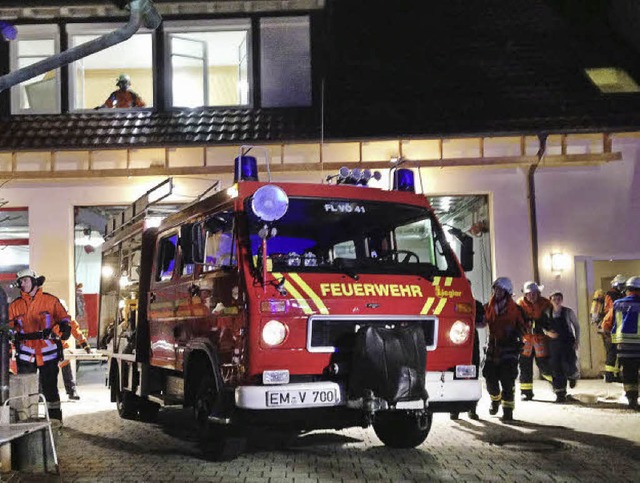 Zuerst mussten die Rettungsfahrzeuge raus.   | Foto: Feuerwehr