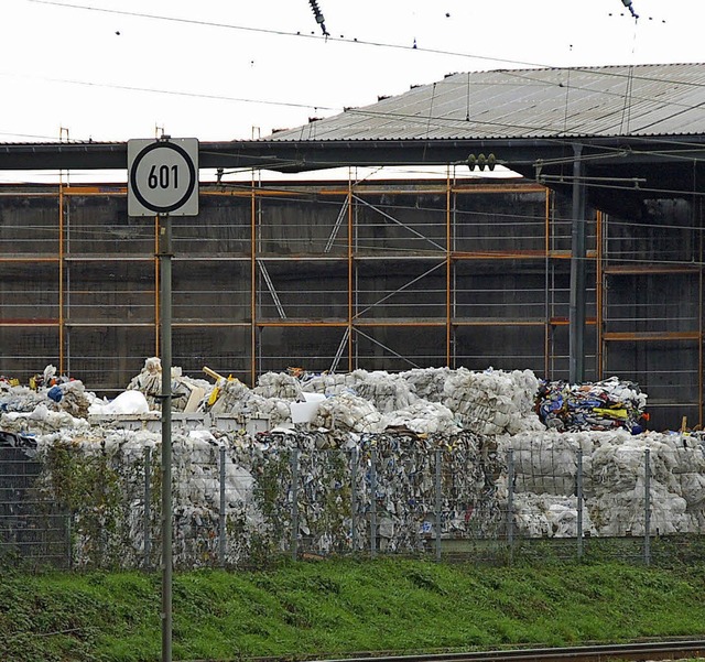 Nach dem Brand lagert noch viel Recyclingmaterial im Freien.   | Foto: Frey