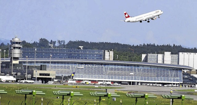 Eine Swiss-Maschine hebt gerade vom Fl... Debatte um den Fluglrm geht weiter.   | Foto: dpa/Archiv