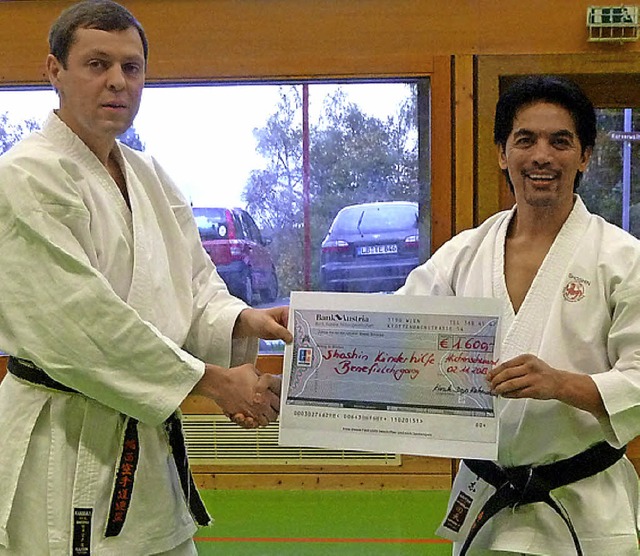 Bei der Scheckbergabe: Dojo-Leiter Ralf Binkert mit Sensei Julian Chees.   | Foto: privat