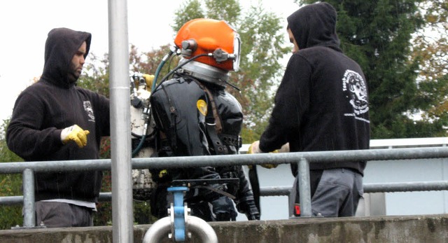 Ein Team besteht aus dem eigentlichen ...em Leinenmann und einem Ersatztaucher.  | Foto: Cornelia Liebwein