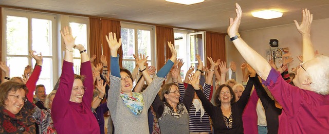 Mit Gymnastik stimmten sich die Teilne... Workshop mit Uli Fhre (rechts) ein.   | Foto: heinz Vollmar