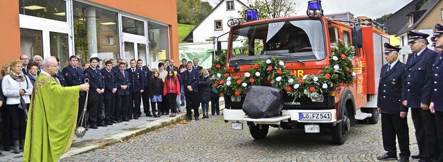 Segnung des Mambacher Lschfahrzeuges durch Pfarrer Franz Leppert   | Foto: Paul Berger