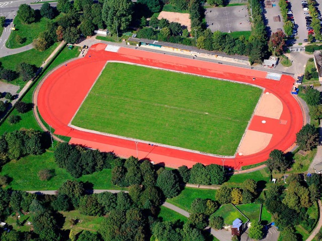 Leuchtend rot: Das Grttpark-Stadion nach der Sanierung   | Foto: Erich Meyer