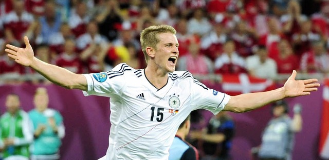 Lars Bender jubelt im Nationaldress. D...sen  erst auf 15 Lnderspieleinstze.   | Foto: dpa