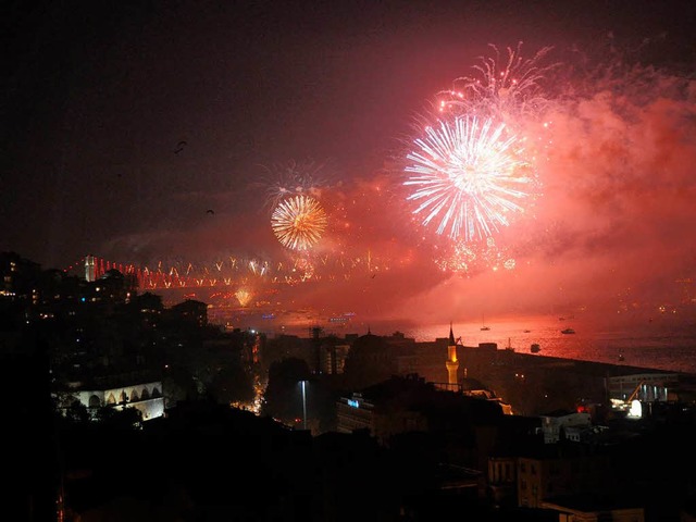 Feuerwerk ber dem Bosporus: Am Tag de...ich selbst. Ziel ist der EU-Beitritt.   | Foto: AFP, dpa