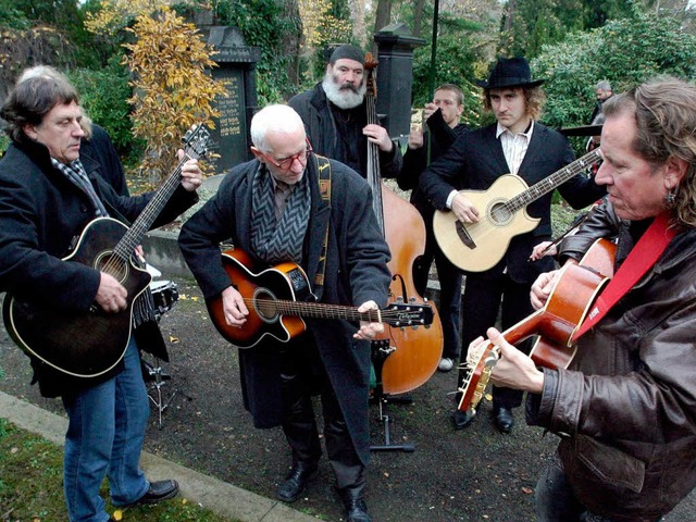 Gitarre statt Orgel: Immer hufiger wird  auf Beerdigungen Popmusik gespielt  | Foto: dpa