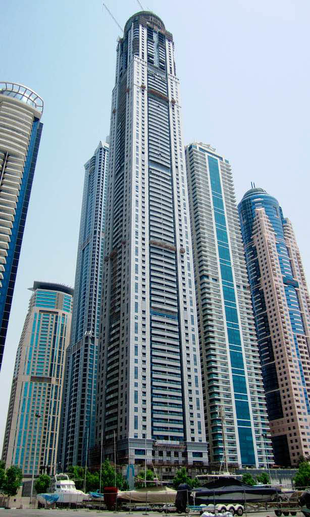 1. Der Princess Tower, Dubai, beherbergt zwischen einer und elf Wohneinheiten pro Etage, das entspricht insgesamt 763 Wohneinheiten, in denen circa 3.000 Menschen wohnen. Der 414 Meter hohe Wolkenkratzer liegt im Dubaier Stadtteil Dubai Marina, nahe der knstlich angelegten Insel „Palm Jumeirah“ und dem Burj al Arab.