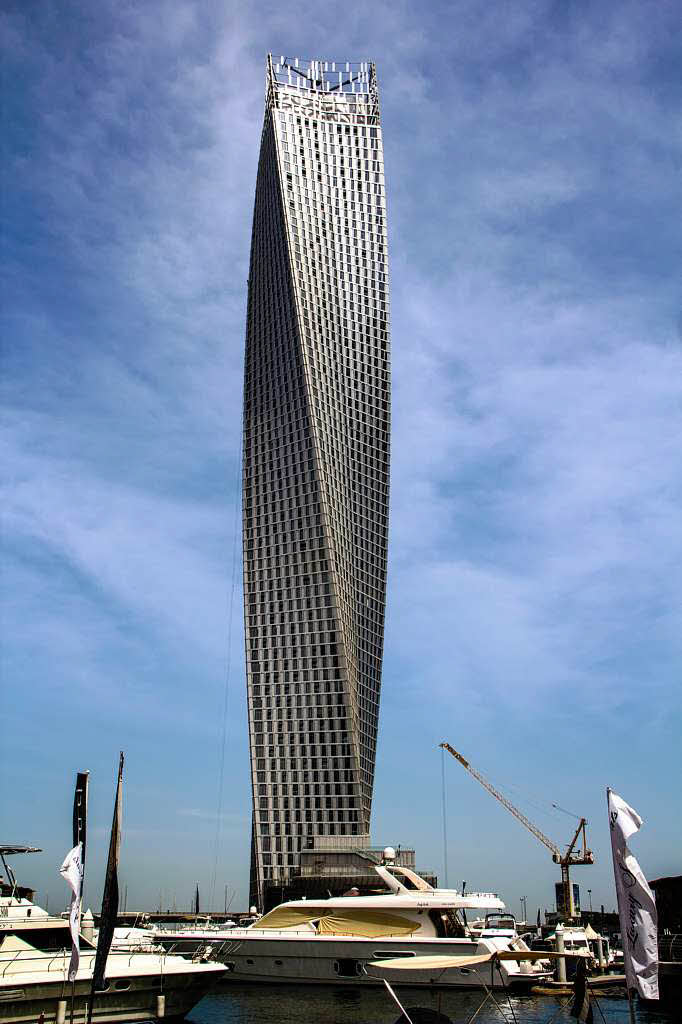 8. Im Cayan Tower, Dubai, 307m, ist jede Etage um 1,2 Grad gedreht. Dies fhrt durch den Turm nach oben zu einer 90-Grad-Drehung, wodurch die einzigartige Form einer Helix hervorgerufen wird. Der  Wolkenkratzer hat 73 Etagen mit knapp 500 Wohneinheiten.