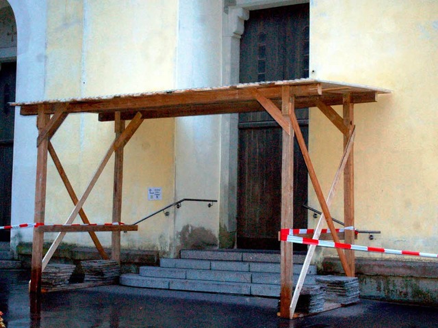 Das provisorische  Schutzgerst am Eingang der Kirche.  | Foto: Hildegard Siebold