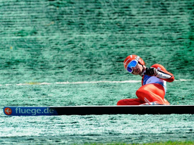 Im Sommer landen die Skispringer auf der Matte.  | Foto: Patrick Seeger