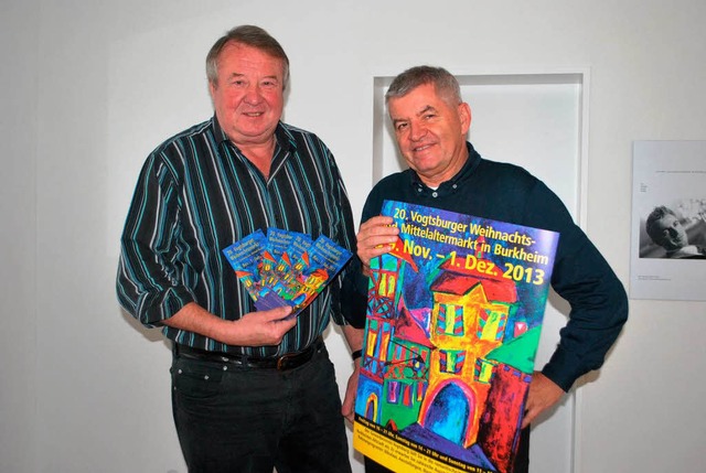 Wolfgang Zacher (rechts) und Marktorga... des Vogtsburger Weihnachtsmarkts vor.  | Foto: Benjamin Bohn