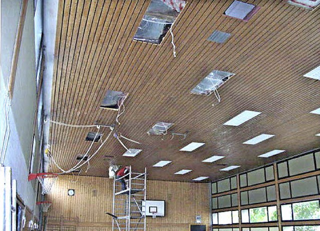 Durch die Leuchtenschchte, aus denen ... Kndringer Schulsporthalle untersucht  | Foto: Gemeinde Teningen